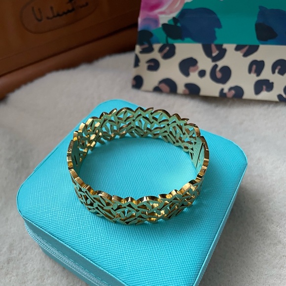 NATALIE✨Stylish Goldtone Fashion Leaf Bangle Bracelet ✨NEW side closure - Picture 6 of 9